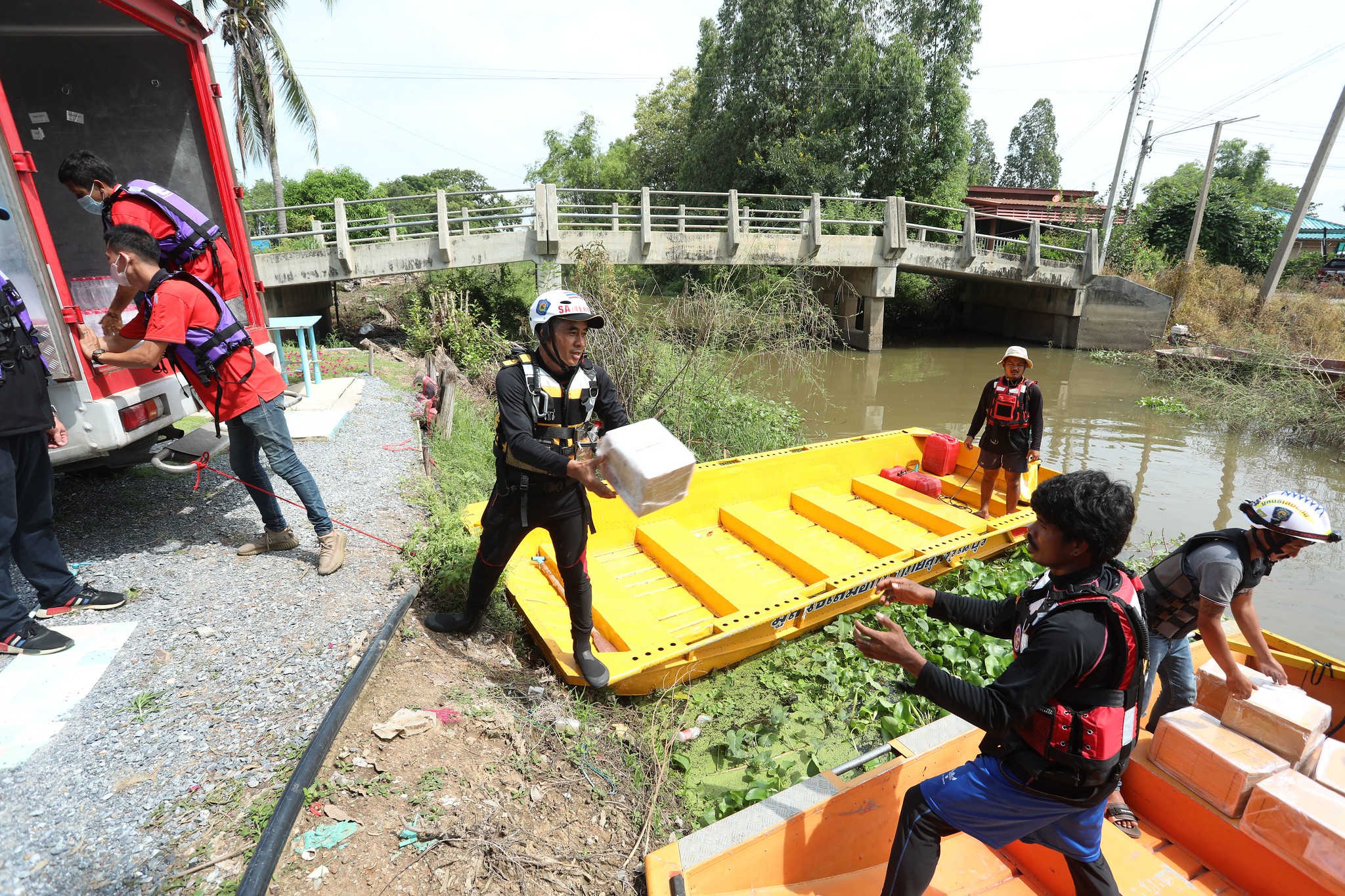 สปสช. จับมือไปรษณีย์ไทย จัดส่งน้ำยาล้างไตถึงบ้านในพื้นที่อุทกภัย | ประชาไท Prachatai.com