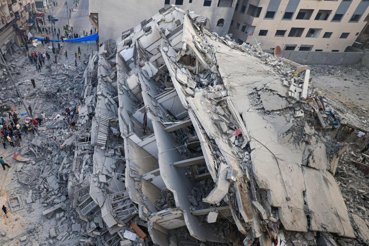 ซากปรักหักพังของอาคารที่ถูกทำลายจากการโจมตีของอิสราเอล ในฉนวนกาซา (8 ตุลาคม 2023)