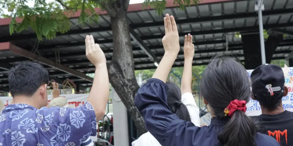 'ยืน หยุด ขัง' วันอภิวัฒน์สยามหน้า ม.เกษตรฯ บางเขน ร้องสิทธิประกันตัวให้ผู้ถูกกล่าวหาทางการเมือง